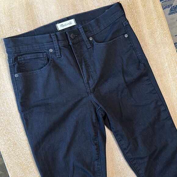 Madewell 9" Mid-Rise Skinny Crop Jeans in ISKO Stay Black™: Raw-Hem Edition - Picture 5 of 11